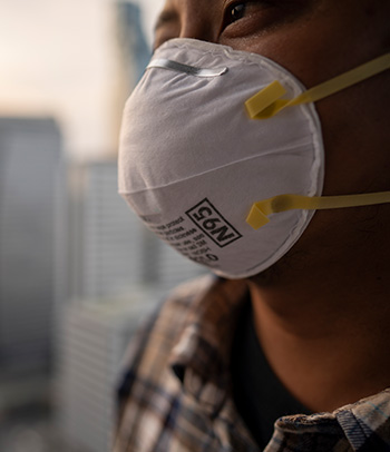 Man wearing N95 mask outside in the haze.