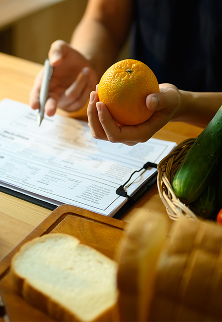 Nutritionist discussing meal plan with patient.